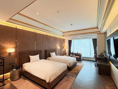 Tweepersoonskamer met 2 aparte bedden en uitzicht — Grand Plaza Hotel Hanoi